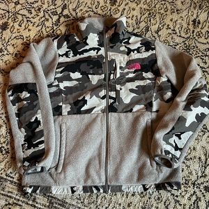 North Face Camo Denali fleece gray and pink - women’s large 🌄⛰️🏕️